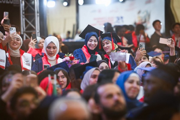 TÜRKİYE BURSLARI DÜNYAYA 2 BİN 800 YENİ GÖNÜL ELÇİSİ KAZANDIRDI! 110 ÜLKEDEN TÜRKİYE'YE GELEN ÖĞRENCİLER MEZUNİYET SEVİNCİ YAŞADI